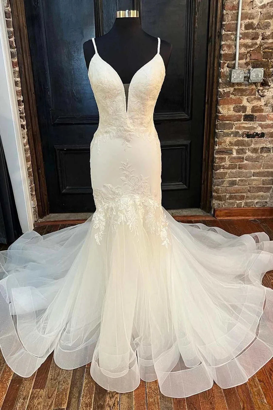 Vestido de novia largo de tul con encaje floral y corte trompeta